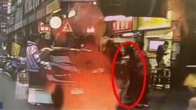 台北市中山區林森北路上演烏龍擄人事件（民眾提供）