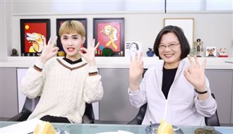 鍾明軒教手部健康操！小英放槍網笑翻