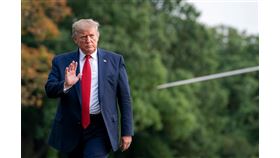 面臨彈劾威脅，美中貿易第一階段協議達成除了分散新聞焦點，一直拿經濟當政績的美國總統川普也盼藉此吸引選票，贏得連任。（圖取自facebook.com/WhiteHouse）