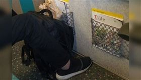 隔壁乘客將包包放在腳邊。（圖／翻攝自爆怨公社）