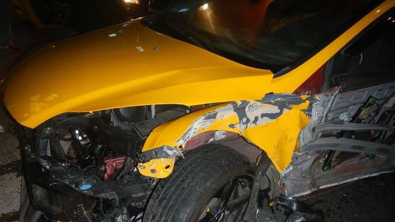 2台小黃互撞車頭全毀！4人送醫急救