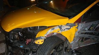 2台小黃互撞車頭全毀！4人送醫急救