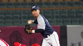 中職聯隊江坤宇內野守備。（資料圖／中職提供）