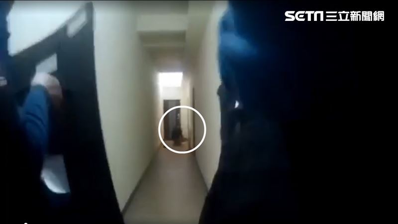 驚險直擊！警攻堅炸彈客轟13槍拖出