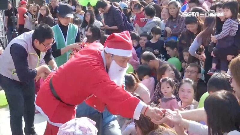 搶親子票！余天扮「耶誕老人」發糖