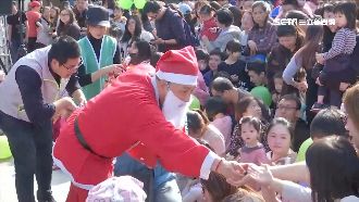 搶親子票！余天扮「耶誕老人」發糖