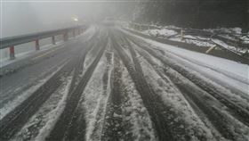 合歡山降冰霰　武嶺到遊客中心段要掛雪鏈受強烈大陸冷氣團配合水氣影響，合歡山8日下午降冰霰，路面有結冰現象（圖），台14甲線武嶺到合歡山遊客中心路段，下午2時起，限加掛雪鏈車輛通行。（仁愛警分局提供）中央社記者蕭博陽南投縣傳真　107年3月8日