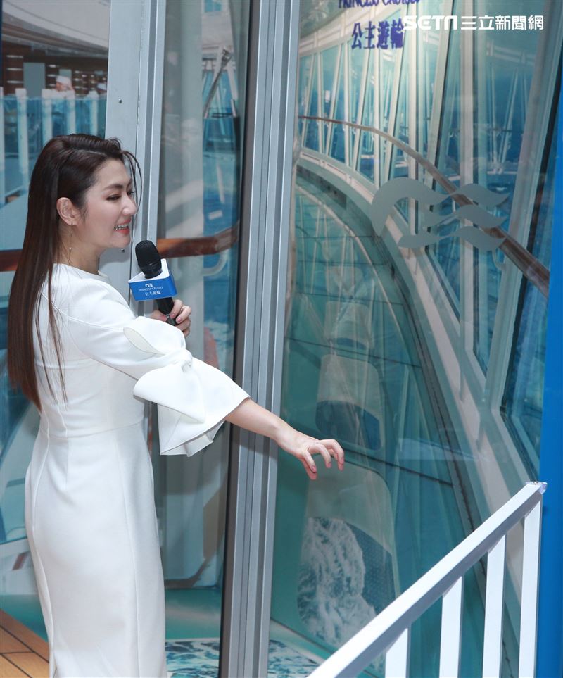 Selina任家萱 公主郵輪夢幻玻璃屋慶功開趴。（記者邱榮吉/攝影）