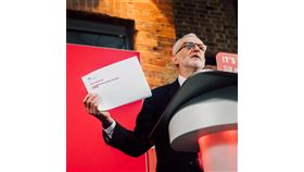 英國工黨在這次國會大選吞下84年來最慘敗仗，讓大西洋彼岸的美國民主黨中間派有所警覺，主張黨內不能「太左」。圖為工黨黨魁柯賓。（圖取自twitter.com/jeremycorbyn）