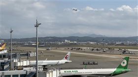 航空迷最佳賞機景點　桃機觀景台亮相桃園國際機場第二航廈戶外觀景台14日亮相，航空迷可近距離觀賞飛機滑行、起降，拍攝精彩航機照片，還可飽覽機場遼闊空間與遠方景緻。中央社記者邱俊欽桃園機場攝　108年12月14日