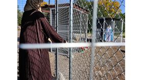 美國加州的克雷蒙特聯合衛理公會另類詮釋耶穌誕生場景，呼籲大眾關注邊界難民的人道處境。中央社記者林宏翰洛杉磯攝　108年12月14日