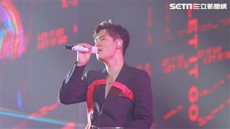 周興哲走光了！露點照曝光…故意不穿