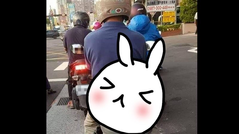 阿伯騎車後座「載它」　網笑噴：有才