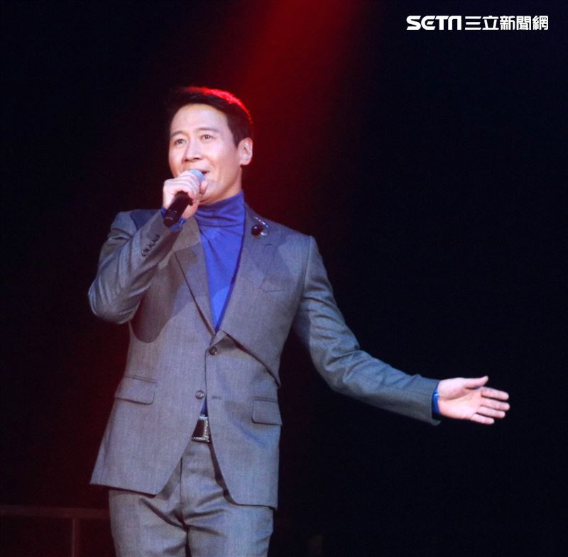 黎明睽違25年，首次在台灣舉辦大型Leon Metro Live 2.0演唱會臺北站引爆小巨蛋。（記者邱榮吉/攝影）