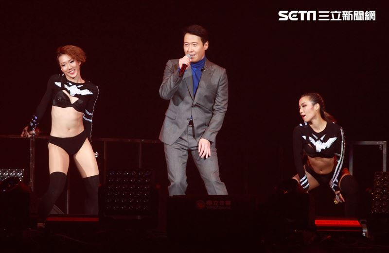 黎明睽違25年，首次在台灣舉辦大型Leon Metro Live 2.0演唱會臺北站引爆小巨蛋。（記者邱榮吉/攝影）