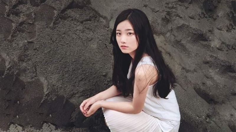 妹子一蹲秒拍沙灘照　超仙顏值網暴動