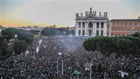 義大利年輕人主導的「沙丁魚運動」14日在羅馬集會，警方估計高達4萬人參與，但主辦單位未公布正式統計。（圖取自facebook.com/stephenogongo）