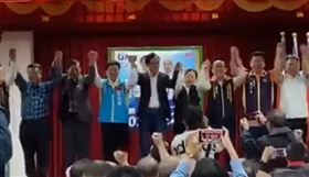 ▲張善政與傅崐萁同台。（圖／翻攝自傅崐萁臉書直播影片）