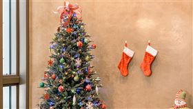 聖誕節將至 AIT內湖新館也有聖誕樹聖誕節將至，AIT內湖新館室內也有布滿各樣吊飾的繽紛聖誕樹。（AIT提供）中央社記者侯姿瑩傳真 108年12月15日