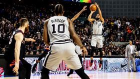 ▲馬刺米爾斯在最後0.3秒投進致勝分。（圖／翻攝自推特）