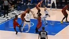 ▲獨行俠東契奇腳踝扭傷。（圖／翻攝自推特）