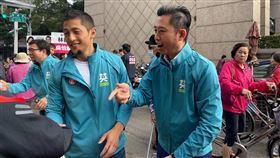 民進黨立委候選人吳怡農15日合體新竹市長林智堅，雙帥一起掃街拜票。（圖／吳怡農辦公室提供）