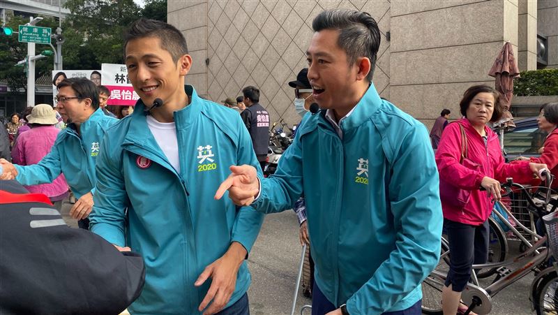 民進黨兩位男神合體催票　顏值破表