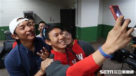 川崎宗則和味全龍職員告別。（圖／記者王怡翔攝影）