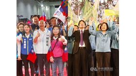 高雄市長韓國瑜2020爭取大位，選戰最後力求「韓流」再起，民進黨抗韓流喊出「台灣要贏、光復高雄」。左圖為韓國瑜2日出席「高雄市各界挺韓後援會幹部大會」；右圖為總統蔡英文、民進黨副總統候選人賴清德出席高雄市競選總部成立大會。（中央社檔案照片）