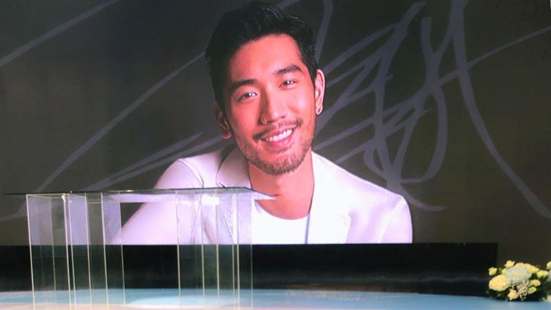 高以翔百吋遺照曝光！伴籃球高飛告別