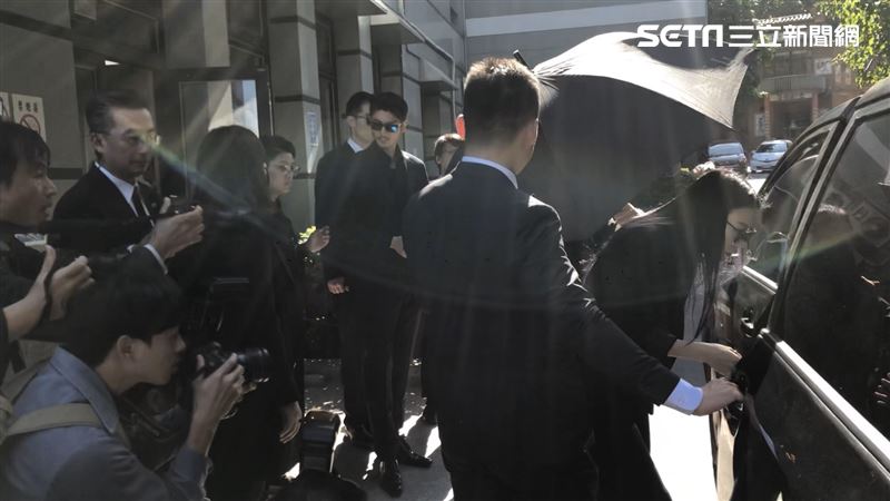 高以翔抵達二殯！女友戴墨鏡遮紅腫眼