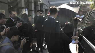 高以翔抵達二殯！女友戴墨鏡遮紅腫眼