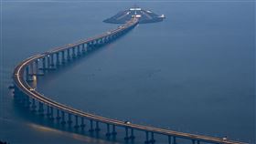 港珠澳大橋未通車  跨境車牌先炒作港珠澳大橋預計今年第3季通車，但跨境車牌已出現炒作，從港幣960元的車牌被炒至60萬元。圖為6月初港珠澳大橋香港段和東人工島部分。（中新社提供）中央社　107年7月3日