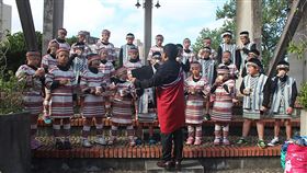 張世傑用音樂帶原民孩子開啟另一扇窗新竹縣錦屏國小主任張世傑帶領原住民小朋友以天籟嗓音遠征國際，用音樂為部落孩子開啟另外一扇窗。張世傑並獲得教育部師鐸獎肯定。（教育部提供）中央社記者許秩維傳真　108年12月15日