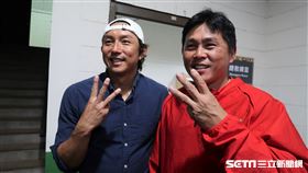 川崎宗則和總教練葉君璋告別。（圖／記者王怡翔攝影）