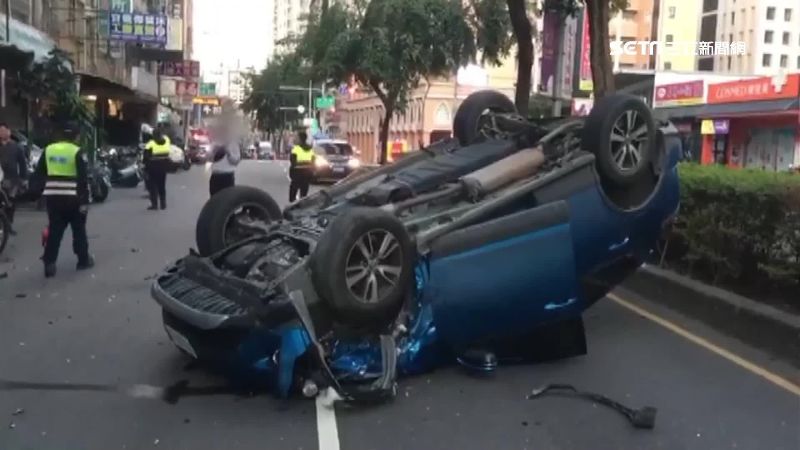 女恍神撞路邊　娃娃機台主險遭夾擊