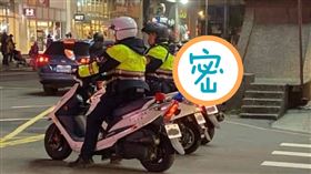 爆廢公社，有網友拍下照片，誤會警察兼差送外送。（圖／翻攝自爆廢公社）