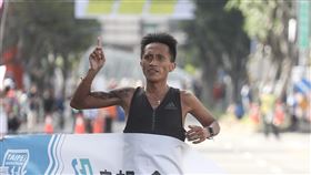 台北馬拉松　蔣介文國內男子組冠軍2019台北馬拉松15日在台北市政府前廣場開跑，國內全程馬拉松男子組冠軍由長跑名將蔣介文（圖）獲得。中央社記者裴禛攝　108年12月15日