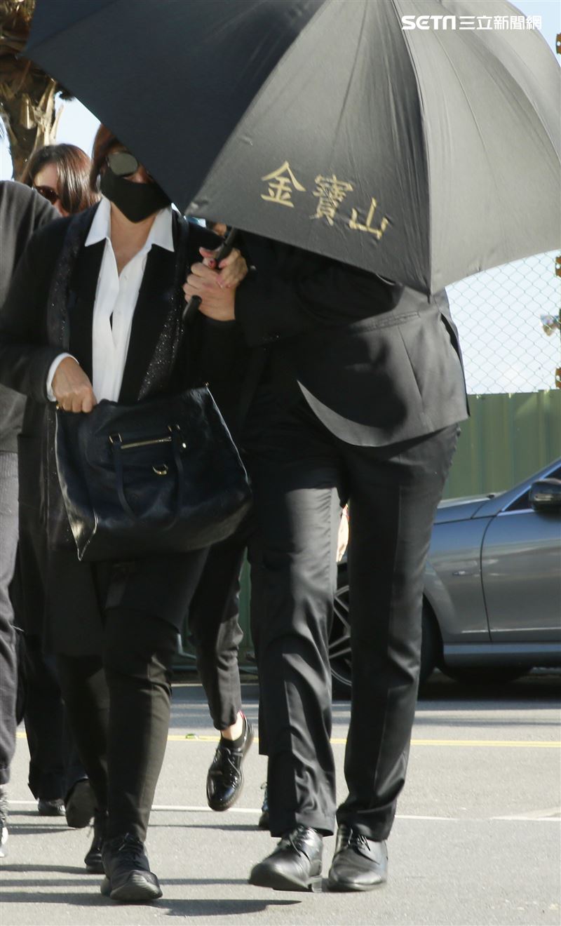 高以翔媽媽哀戚離開金寶山高以翔長眠地。（記者邱榮吉/攝影）