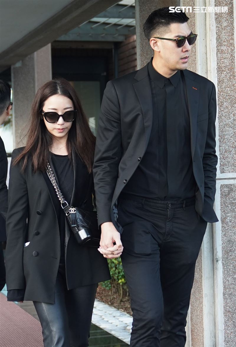 毛加恩夫妻送高以翔到金寶山。（記者邱榮吉/攝影）