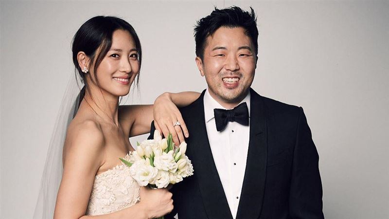 金秀賢結婚了！「深V雪白婚紗照」曝