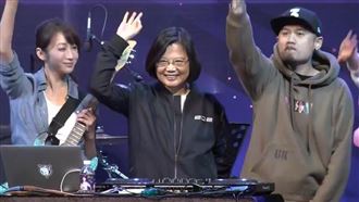 狂！小英秀刷碟　比3號手放在空中甩