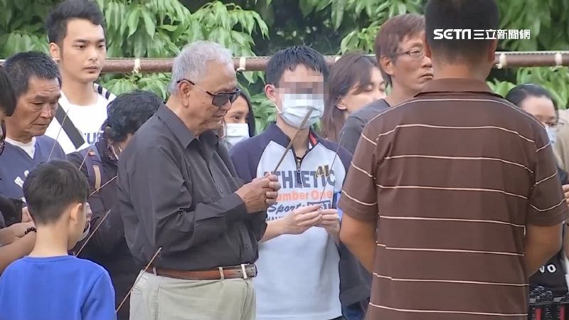 一家四口獨留他…法警兒悲痛搬梯招魂