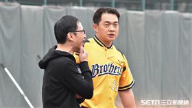 中信兄弟彭政閔與領隊劉志威。（資料照／記者王怡翔攝影）