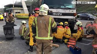 騎士捲水泥車底慘死！斷氣前喊：救我