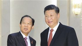 日本執政黨自民黨幹事長二階俊博（左）原本11月要率團到中國參加中日執政黨交流協議會，但中方要求日方人數必須是訪台國會議員團人數的2倍，導致破局。圖為4月二階俊博於北京會見中國國家主席習近平。（檔案照片／共同社提供）