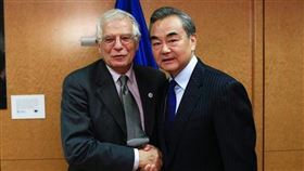 歐盟新任外交和安全政策高級代表波瑞爾（左）15日晚與中國外長王毅舉行雙邊會談，會後共同發表聲明。（圖取自歐盟網頁ec.europa.eu）