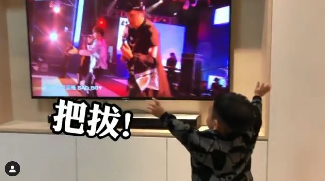 蔡桃貴見把拔在電視　真實反應萌爆