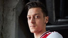 英格蘭足球超級聯賽兵工廠中場球星厄齊爾譴責中國迫害新疆維吾爾人及少數民族後，兵工廠和曼城隊的賽事轉播遭央視取消。（圖取自twitter.com/mesutozil1088）