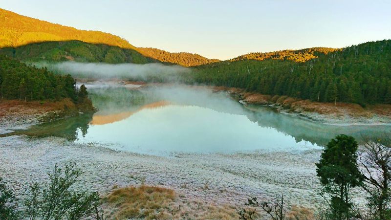 宜蘭太平山翠峰湖畔結霜　如鋪白地毯